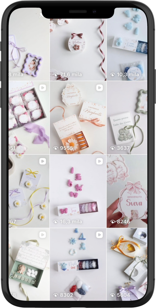 Il profilo Instagram di JUMI LAB. su un telefono: griglia di post con bomboniere, nastri e confetti